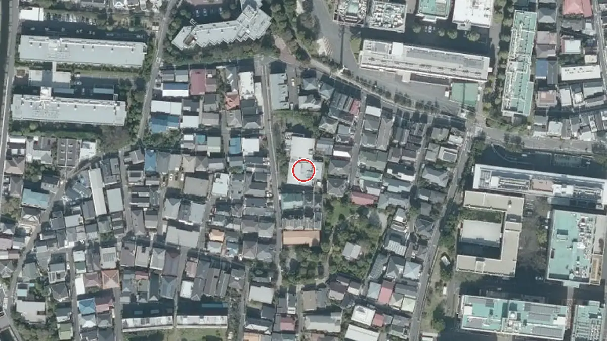 上空から見た石川町文化センター（中心の赤い輪が会場の位置）