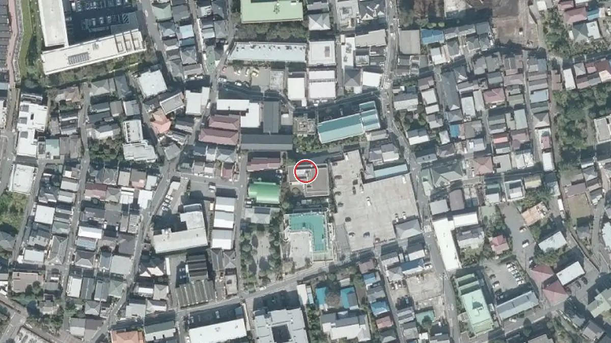 上空から見た板橋区立 向原ホール（中心の赤い輪が会場の位置）