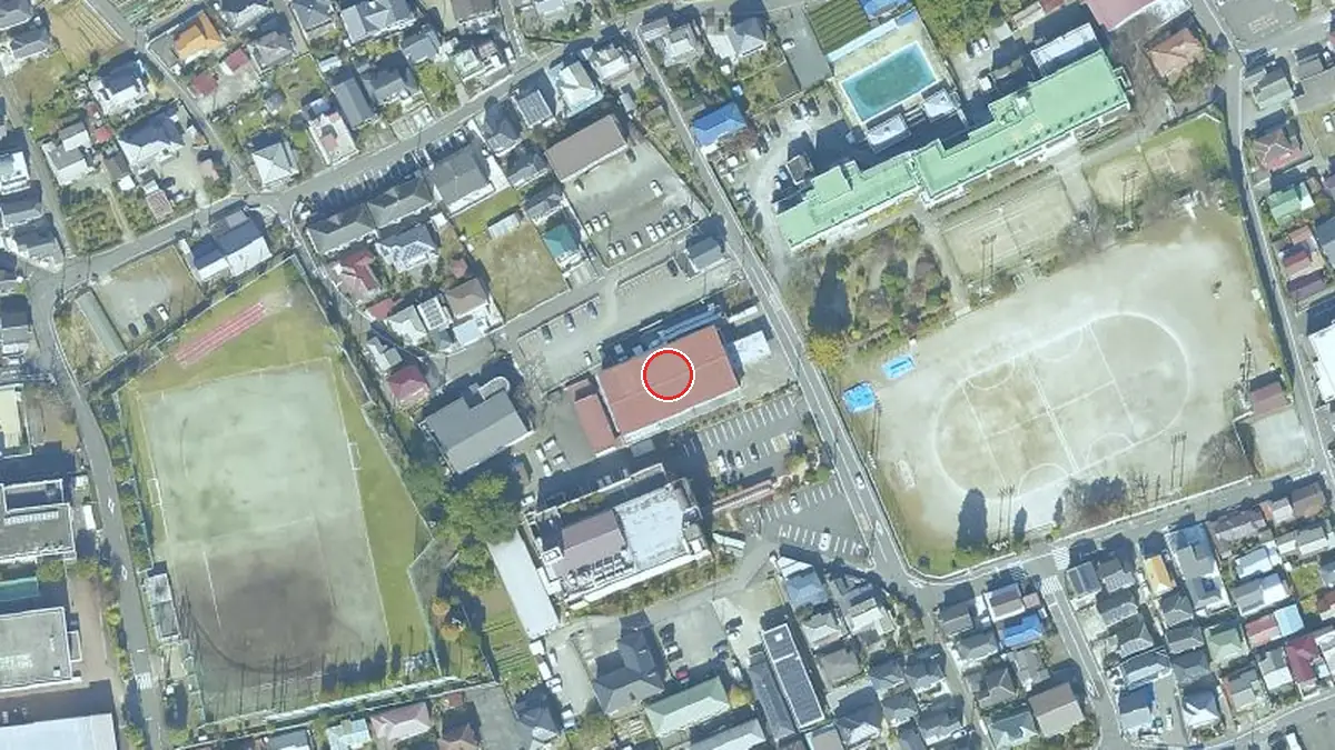 上空から見た五日市会館（中心の赤い輪が会場の位置）
