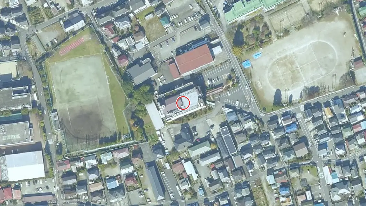 上空から見た五日市 地域交流センター / まほろばホール（中心の赤い輪が会場の位置）
