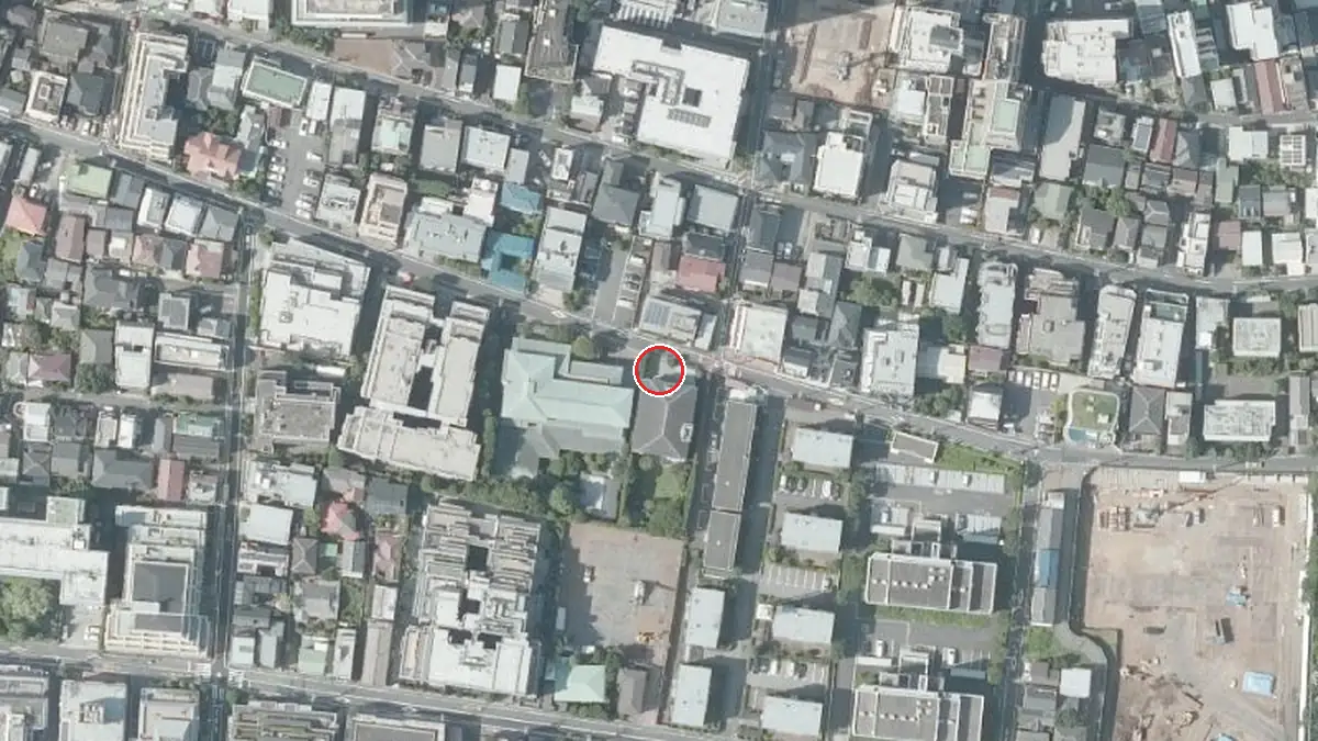 上空から見た加賀町ホール（中心の赤い輪が会場の位置）