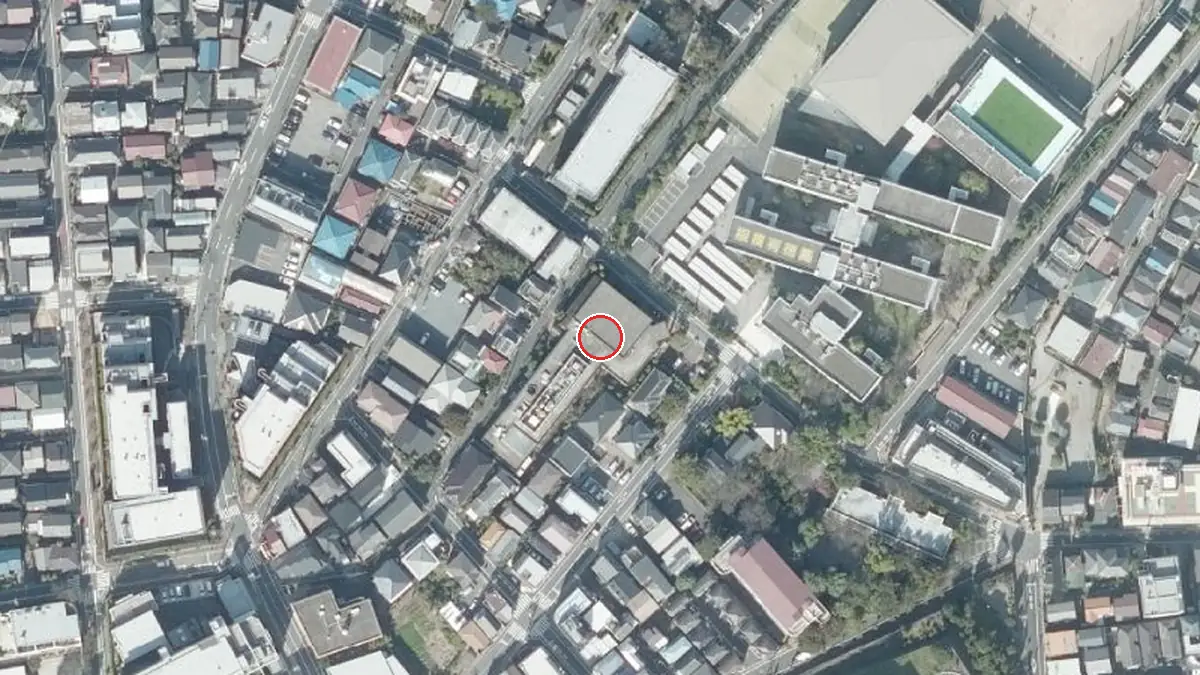 上空から見たきたのホール（中心の赤い輪が会場の位置）