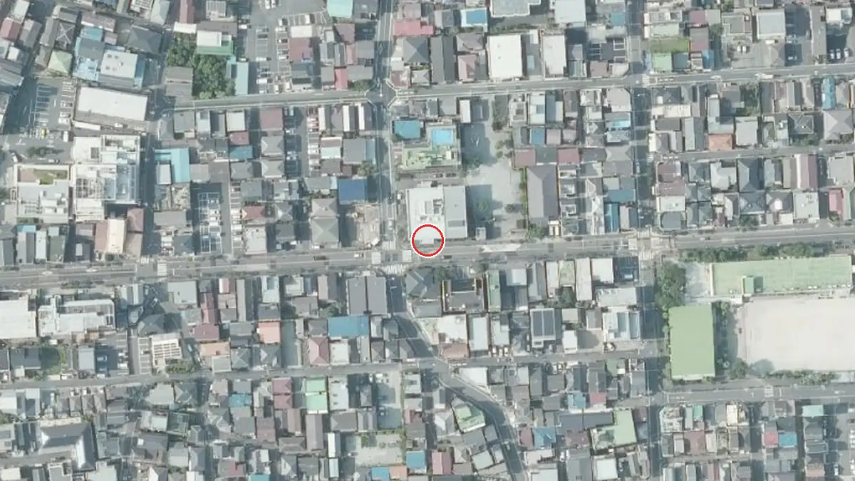 上空から見た南綾瀬地区センター（中心の赤い輪が会場の位置）