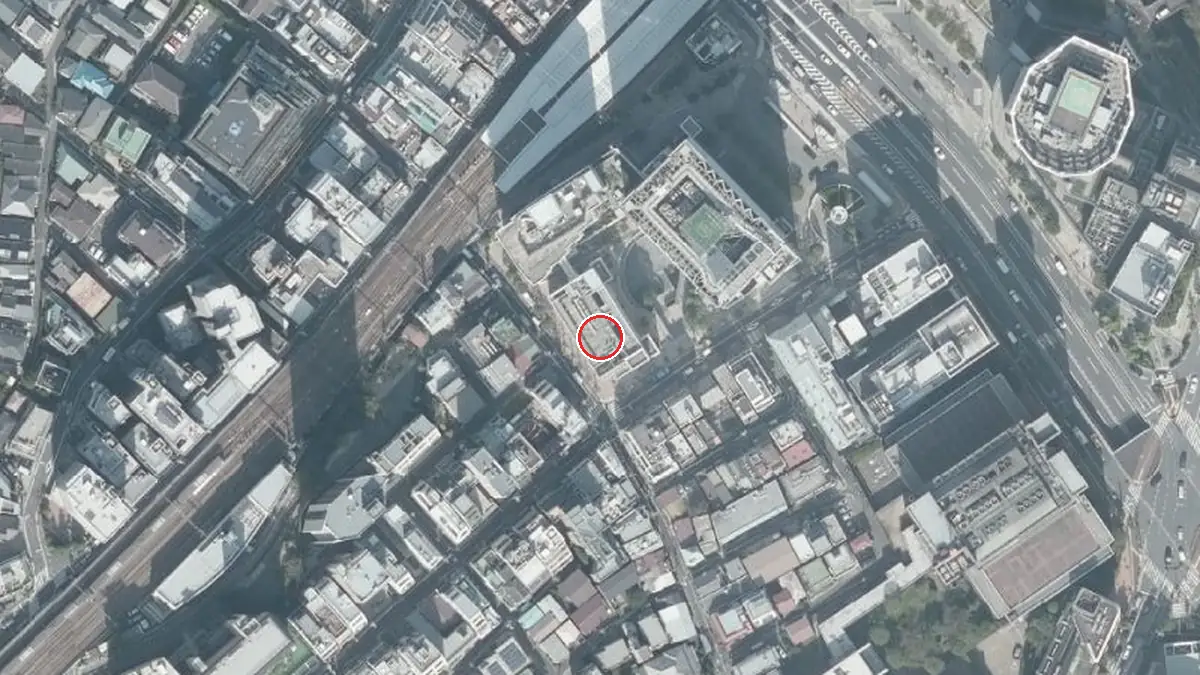 上空から見た中目黒GTプラザホール（中心の赤い輪が会場の位置）