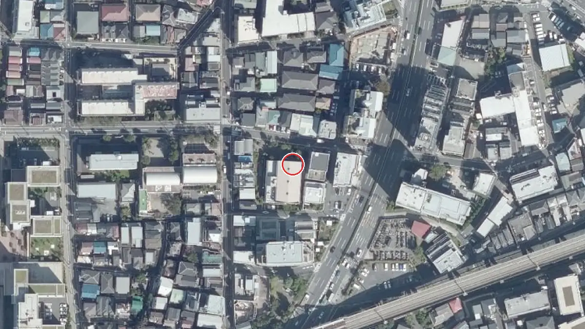 上空から見た大田区立馬込文化センター（中心の赤い輪が会場の位置）