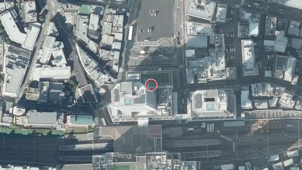 上空から見たリオンホール（中心の赤い輪が会場の位置）