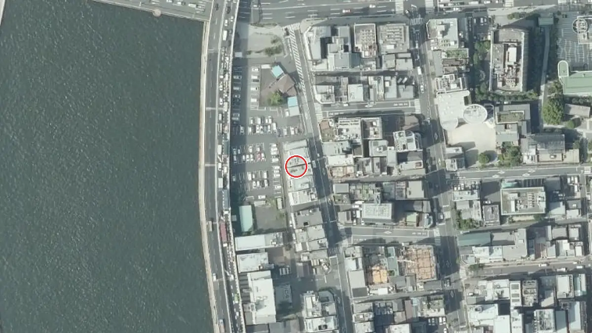 上空から見た両国門天ホール（中心の赤い輪が会場の位置）