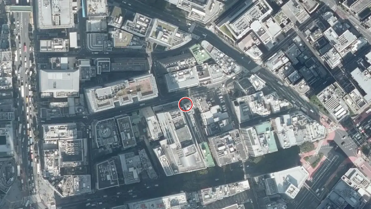 上空から見た渋谷美竹サロン（中心の赤い輪が会場の位置）
