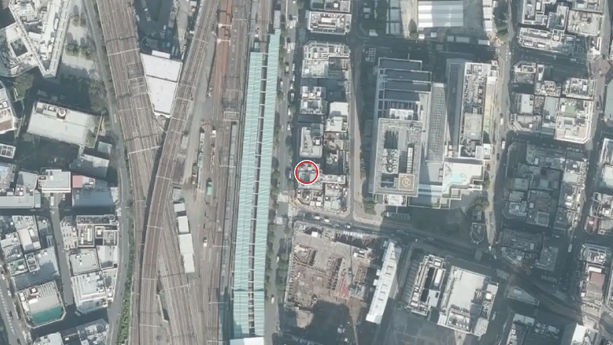 上空から見た新宿バティオス（中心の赤い輪が会場の位置）