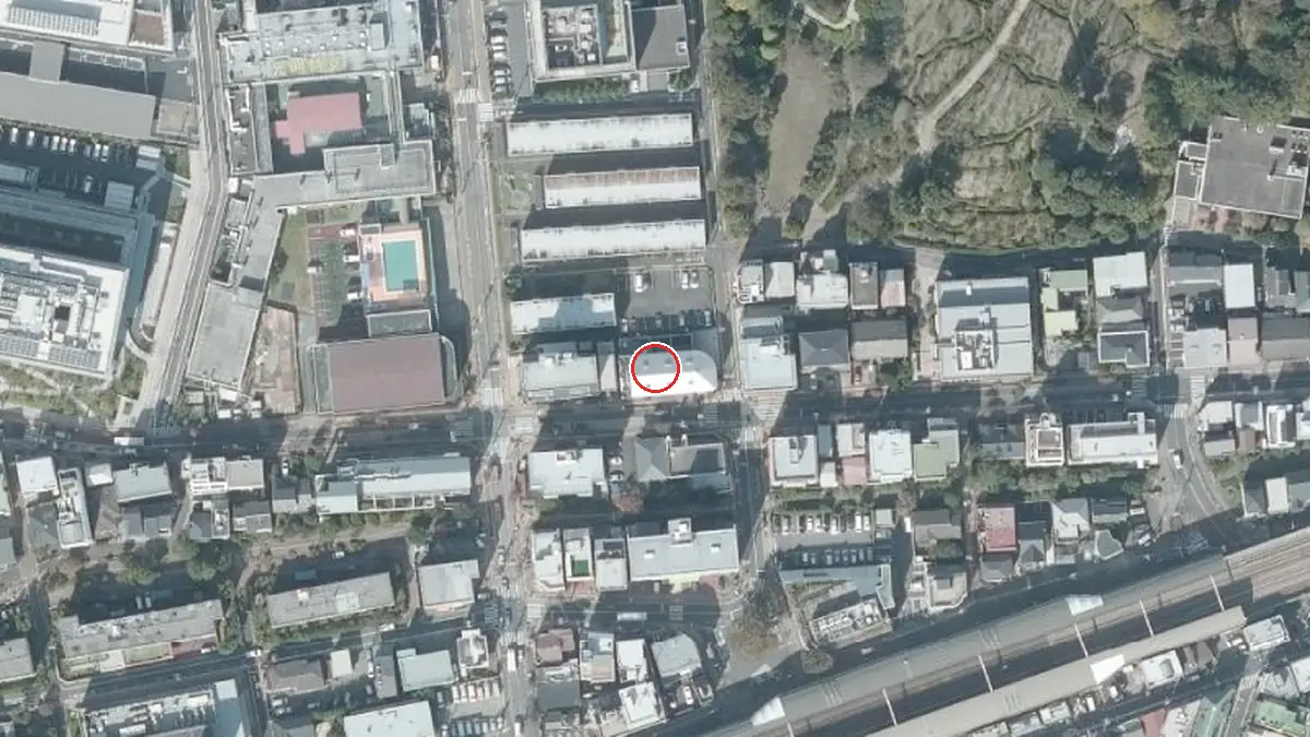上空から見た梅丘パークホール（中心の赤い輪が会場の位置）