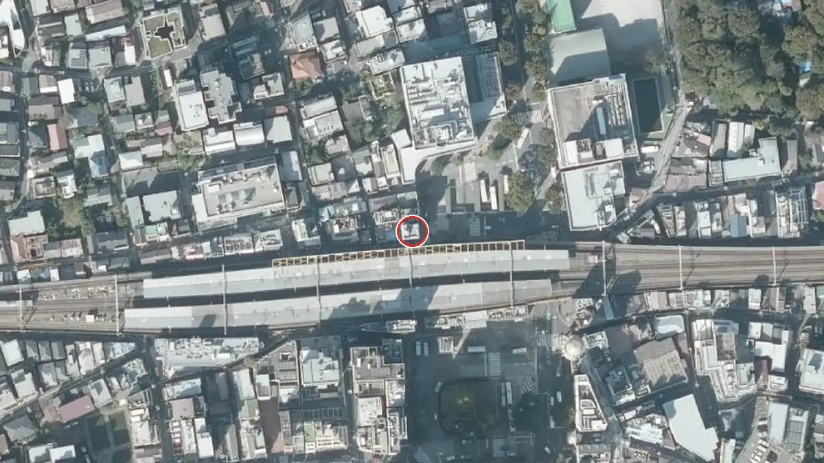 上空から見た阿佐ヶ谷スタッカート（中心の赤い輪が会場の位置）
