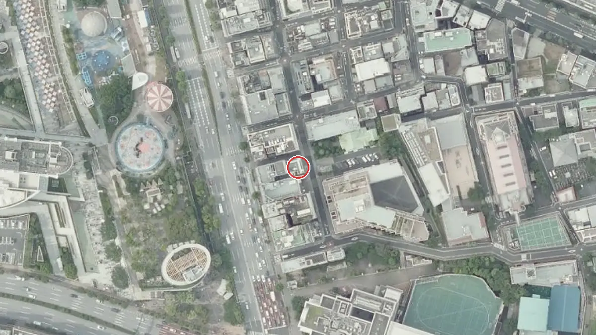 上空から見たFtarri 水道橋店（中心の赤い輪が会場の位置）