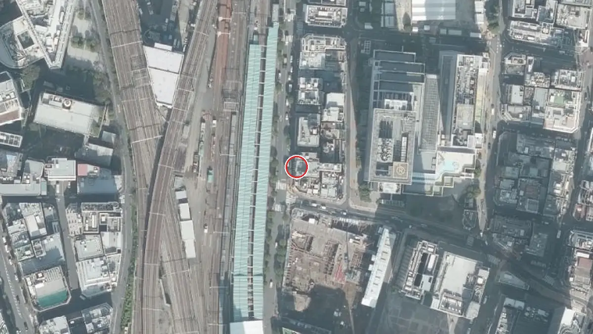 上空から見たLIVE HOUSE SHINJUKU ACE（中心の赤い輪が会場の位置）