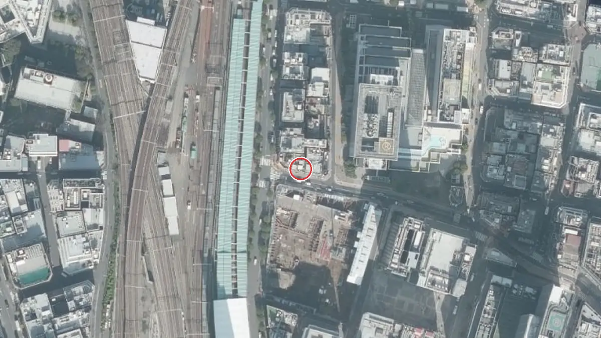 上空から見た新宿Marble（中心の赤い輪が会場の位置）