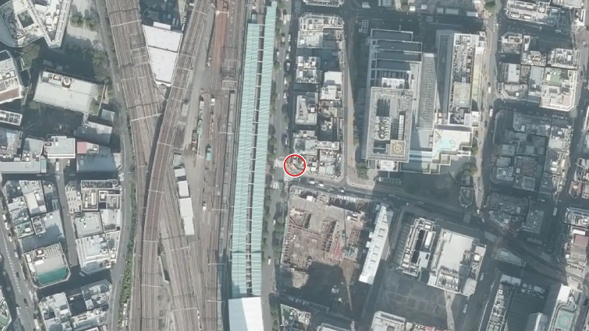 上空から見た新宿motion（中心の赤い輪が会場の位置）