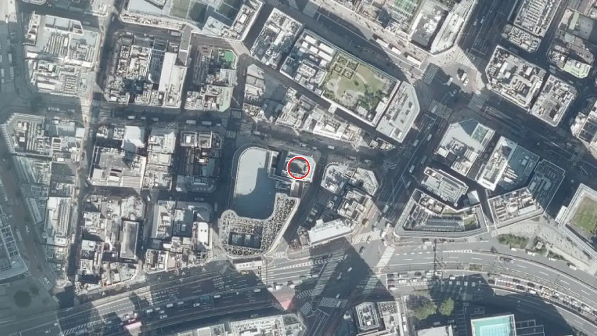 上空から見た新宿シアターモリエール（中心の赤い輪が会場の位置）