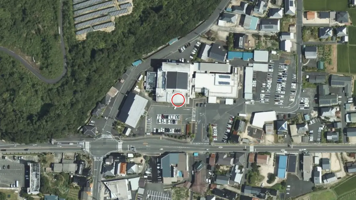上空から見た三朝町 総合文化ホール（中心の赤い輪が会場の位置）