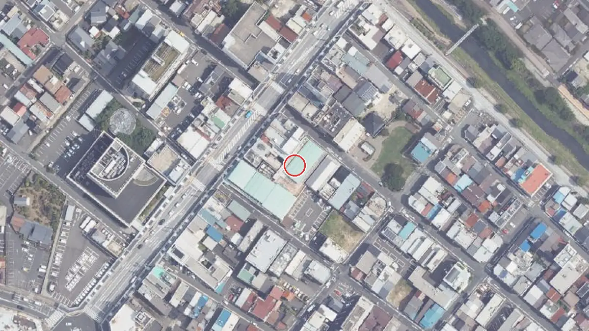 上空から見たパレットとっとり市民交流ホール（中心の赤い輪が会場の位置）