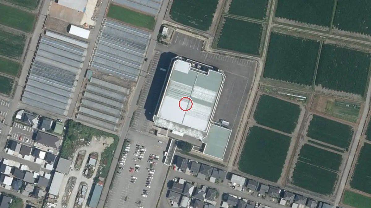 上空から見たアルビス小杉総合体育センター（中心の赤い輪が会場の位置）