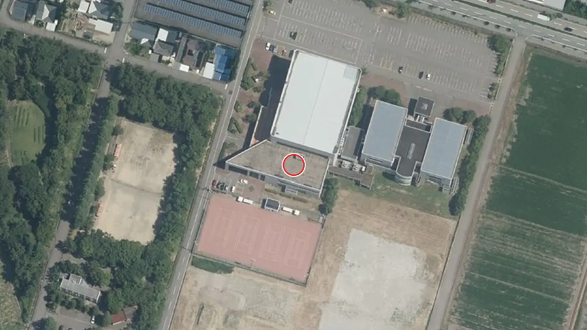 上空から見た新湊アイシン軽金属スポーツセンター（新湊総合体育館）（中心の赤い輪が会場の位置）