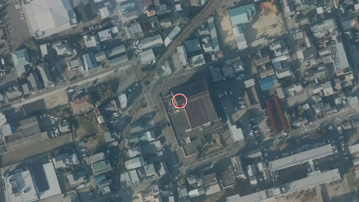 上空から見た御坊市民文化会館（中心の赤い輪が会場の位置）