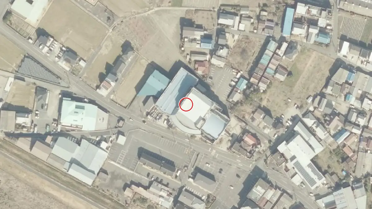 上空から見た橋本市サカイキャニング産業文化会館（中心の赤い輪が会場の位置）