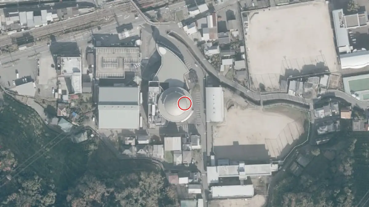 上空から見た海南市民交流センター（中心の赤い輪が会場の位置）