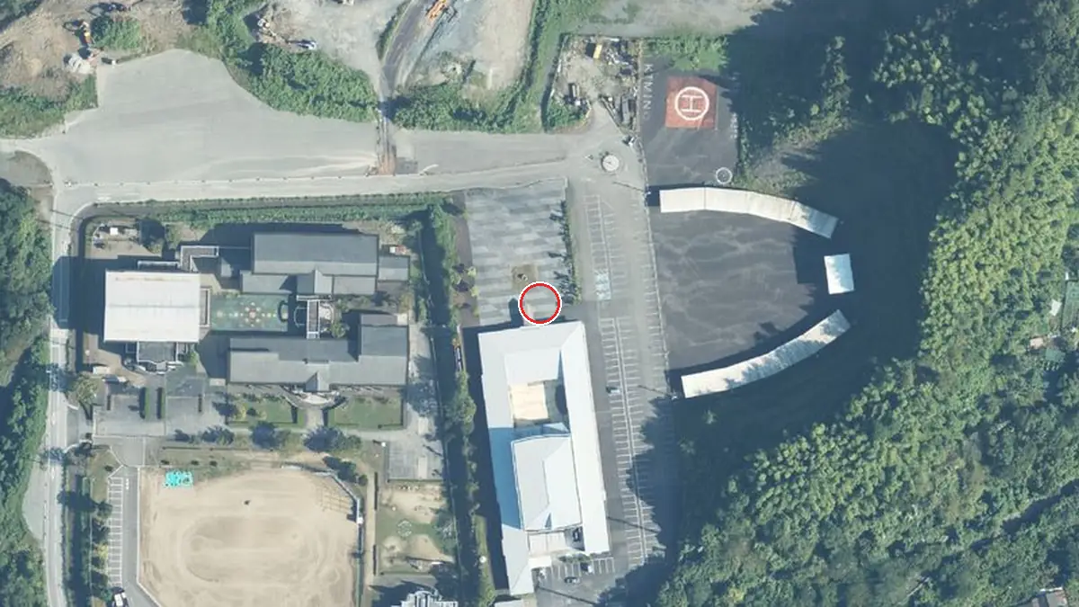 上空から見た紀美野町文化センター（中心の赤い輪が会場の位置）