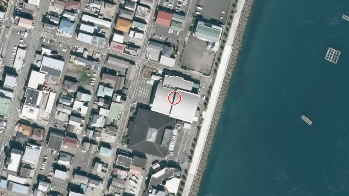 上空から見た串本町文化センター（中心の赤い輪が会場の位置）