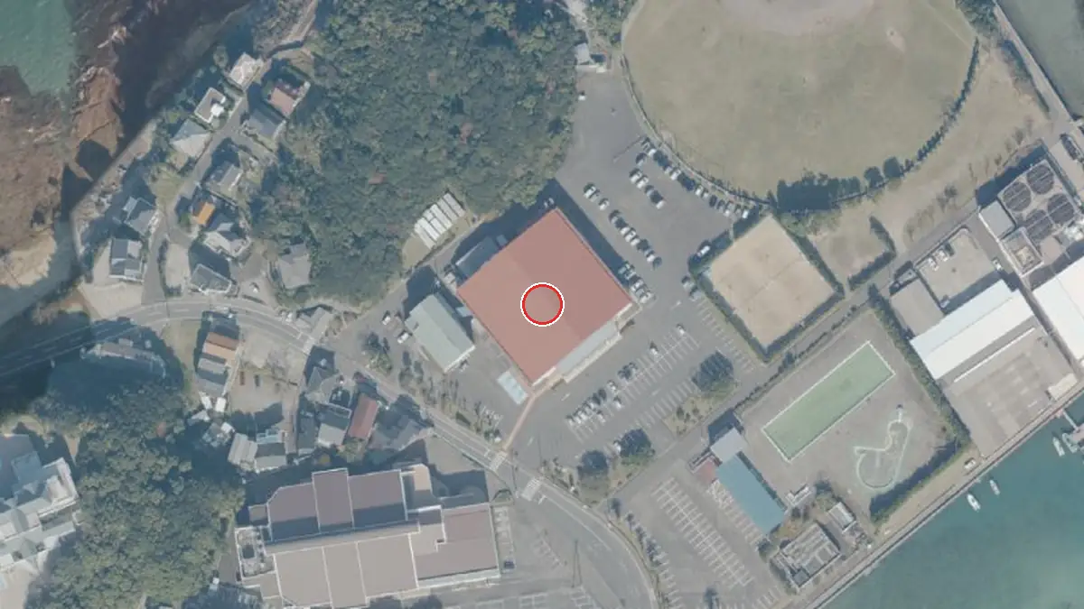 上空から見た白浜会館（中心の赤い輪が会場の位置）