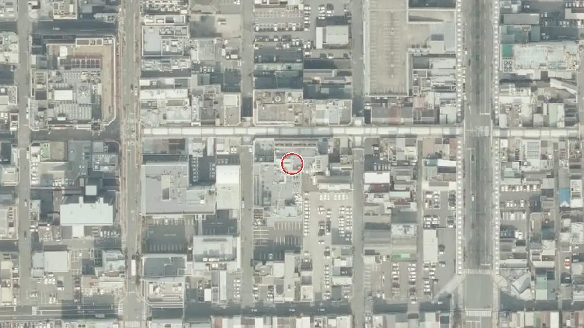 上空から見たLIVE SPACE MOMENTS（中心の赤い輪が会場の位置）