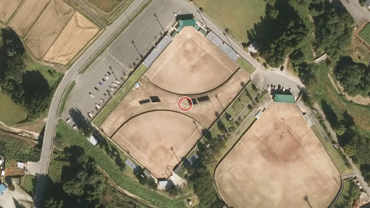 上空から見た白鷹町ソフトボール場（中心の赤い輪が会場の位置）