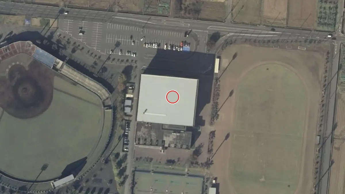 上空から見た天童市スポーツセンター（中心の赤い輪が会場の位置）