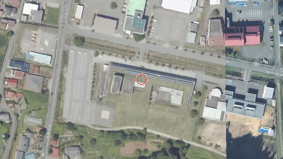 上空から見た朝日町エコミュージアムコアセンター「創遊館」（中心の赤い輪が会場の位置）