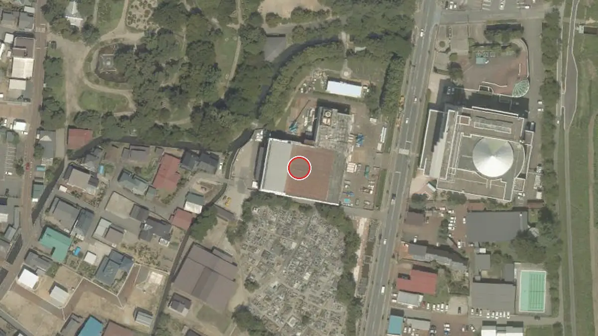 上空から見た長井市民文化会館（中心の赤い輪が会場の位置）