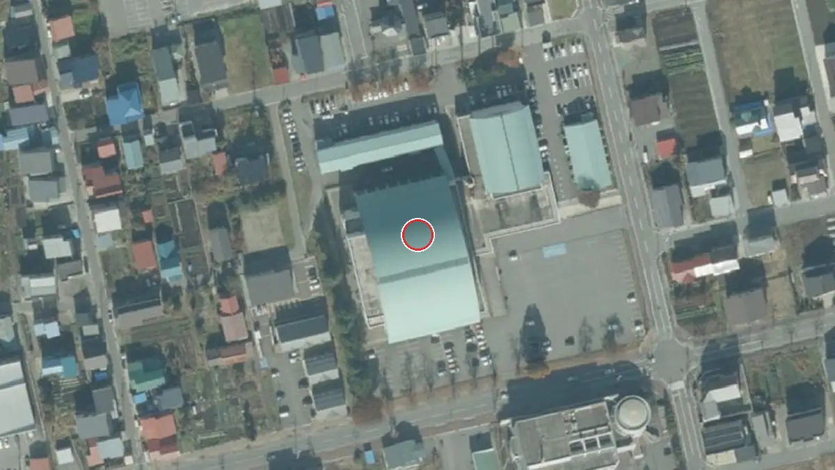 上空から見た尾花沢市文化体育施設 サルナート（中心の赤い輪が会場の位置）