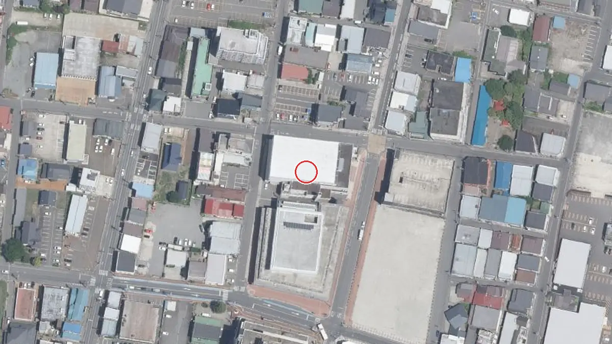 上空から見た米沢市市民文化会館（中心の赤い輪が会場の位置）