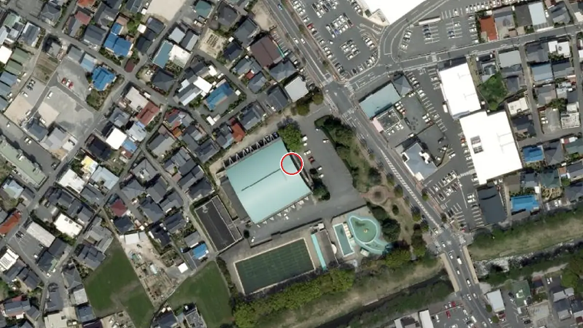 上空から見た下松市市民体育館（中心の赤い輪が会場の位置）
