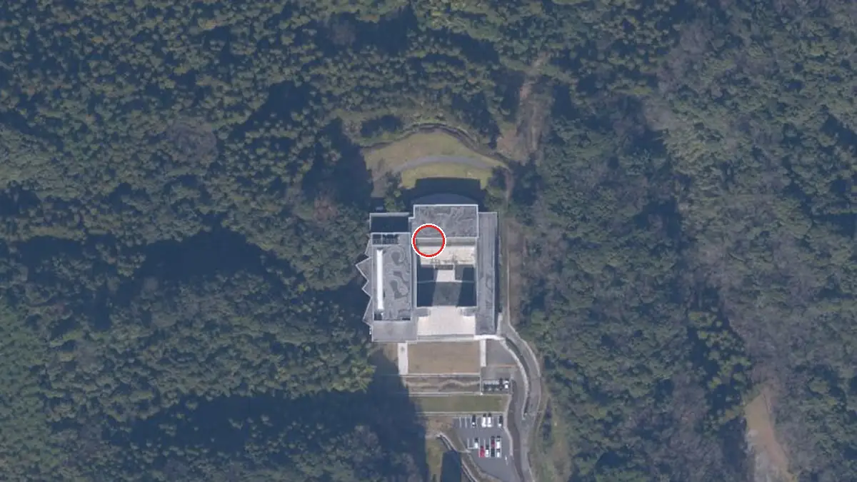 上空から見た秋吉台国際芸術村（中心の赤い輪が会場の位置）