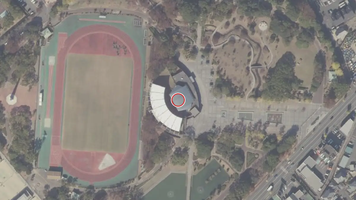 上空から見た維新百年記念公園野外音楽堂 ビッグシェル（中心の赤い輪が会場の位置）