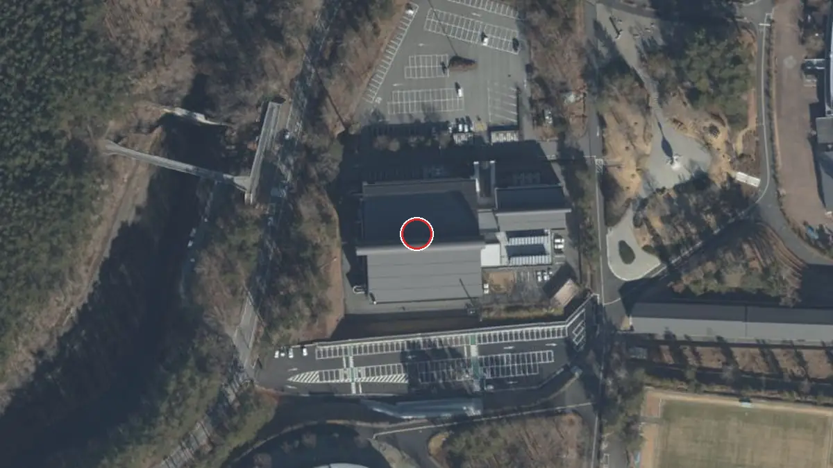 上空から見た富士北麓公園体育館（中心の赤い輪が会場の位置）