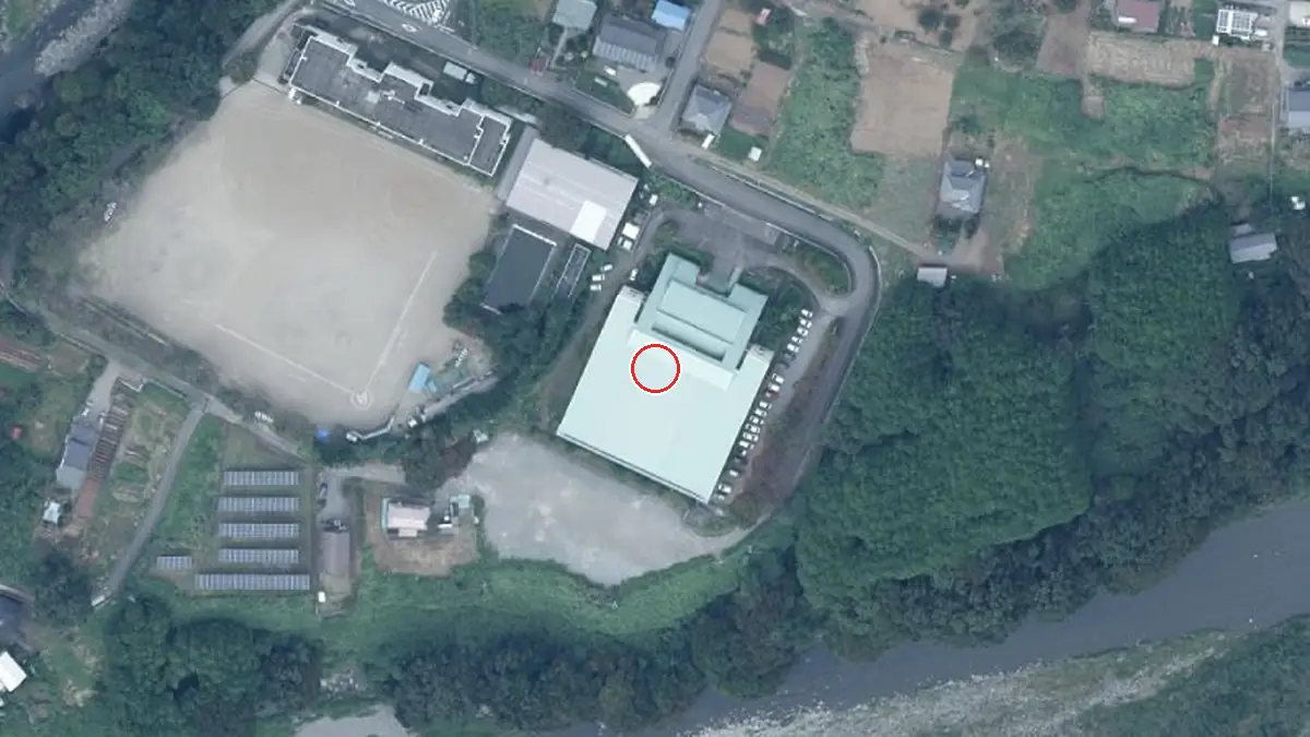上空から見た大月市民総合体育館（中心の赤い輪が会場の位置）