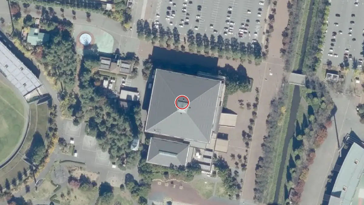 上空から見た小瀬スポーツ公園 体育館（中心の赤い輪が会場の位置）