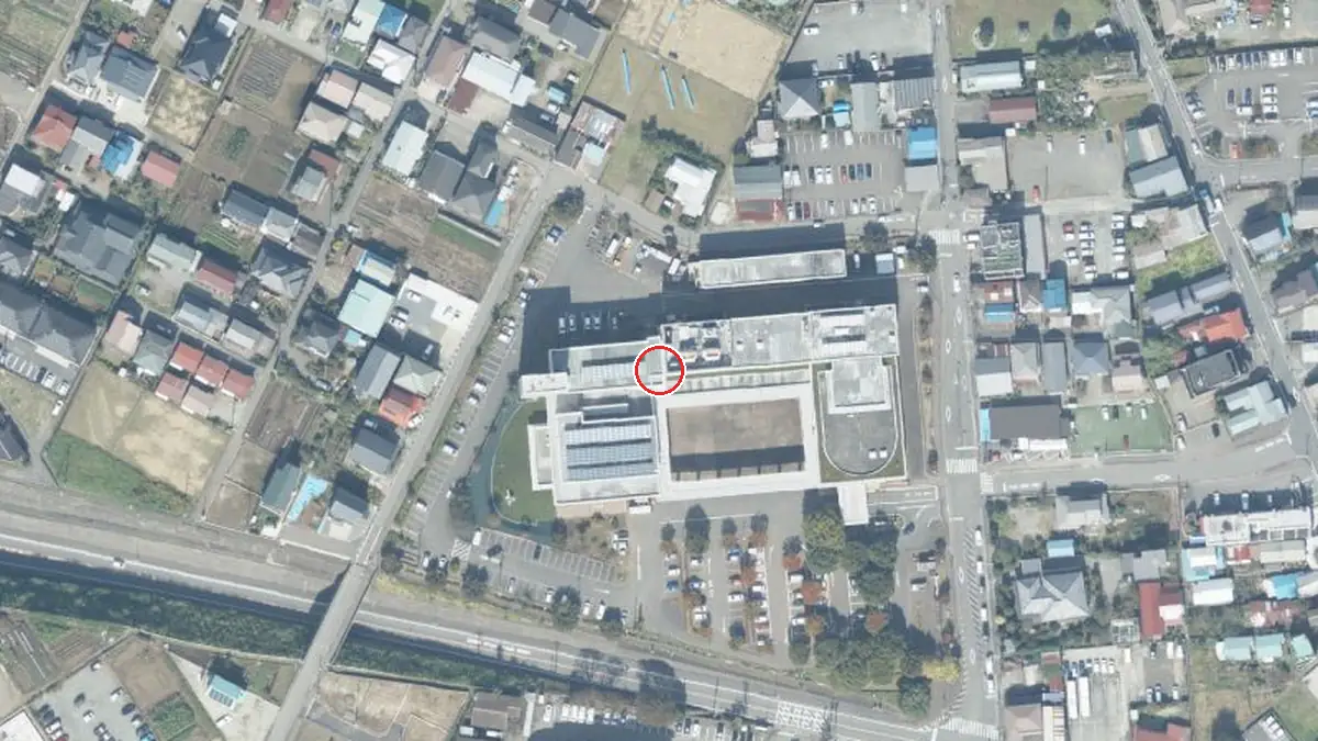 上空から見た上野原市文化ホール(もみじホール)（中心の赤い輪が会場の位置）