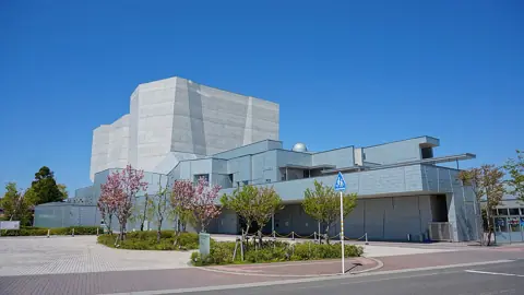 由利本荘市文化交流館カダーレの外観
