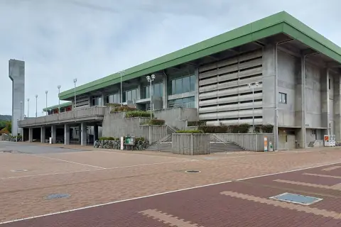 愛媛県総合運動公園 体育館の外観