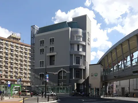 ぽんプラザホールの外観