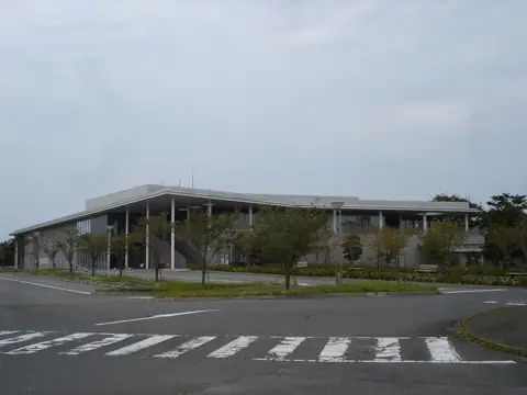 富岡町文化交流センター「学びの森」の外観