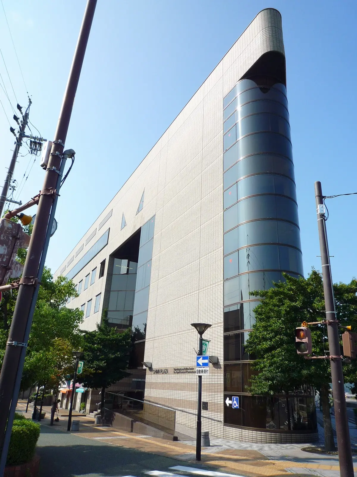 多治見市産業文化センターの外観