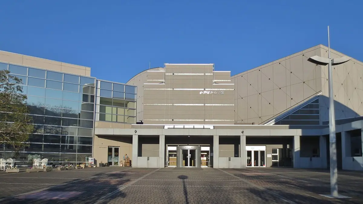 藤岡市みかぼみらい館の外観
